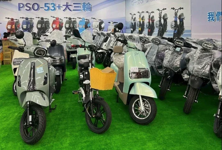 電小二門市展示區：綠色草皮上排列多台微型電動車